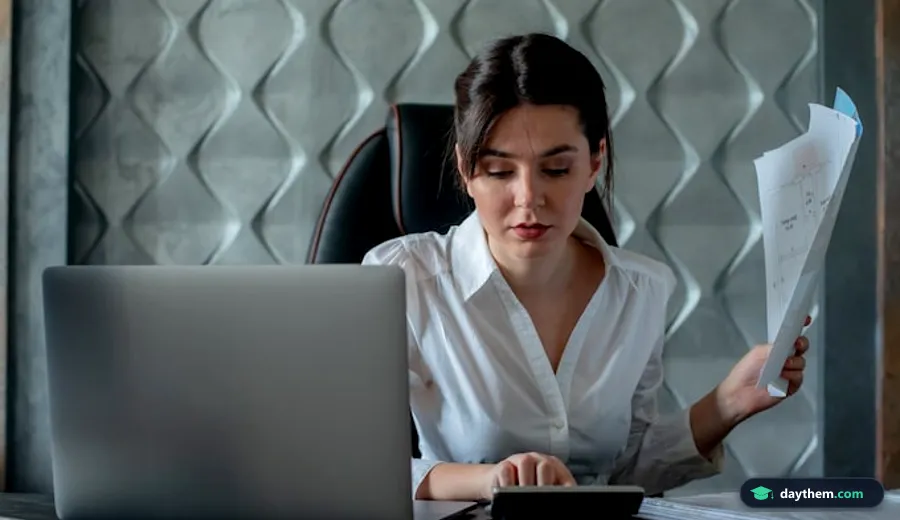 Nữ nhân viên văn phòng tập trung làm việc tại bàn với laptop và tài liệu