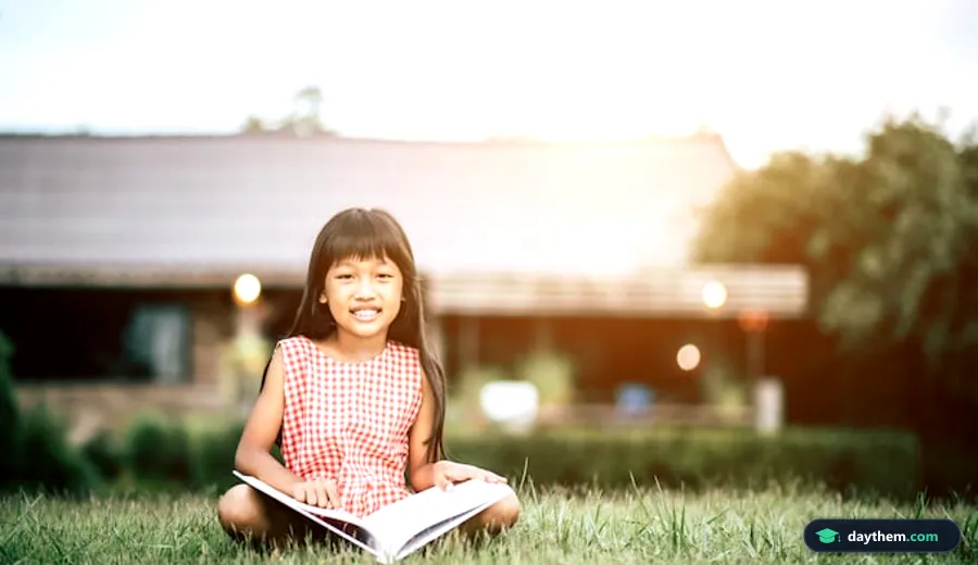 Bé gái ngồi đọc sách trong khu vườn nhà