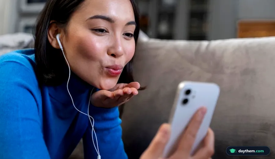 Người dùng tự luyện phát âm tiếng Anh trên smartphone tại bàn làm việc