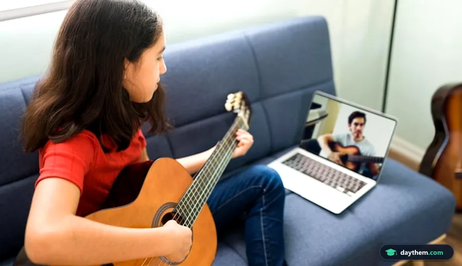 Học viên đang ngồi trên sofa tương tác với giáo viên qua video call trên laptop áp dụng phương pháp comprehensible input