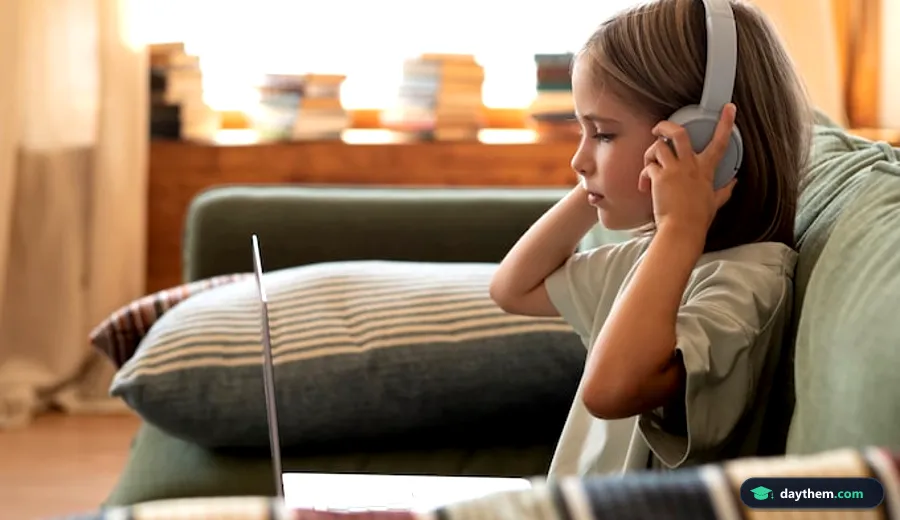 Bé gái đeo tai nghe lớn đang nghe audio tiếng Anh tự nhiên tại nhà