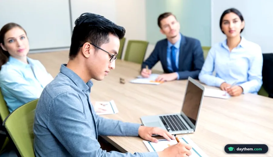 Nhiều sinh viên sư phạm tham gia lớp học và tập trung nghe giảng trong phòng lớn.