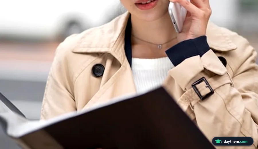 Một người đang xem xét tài liệu, giấy tờ trên bàn làm việc với phong cách tối giản, liên quan đến các điều khoản về học phí và sinh hoạt phí của sinh viên sư phạm.
