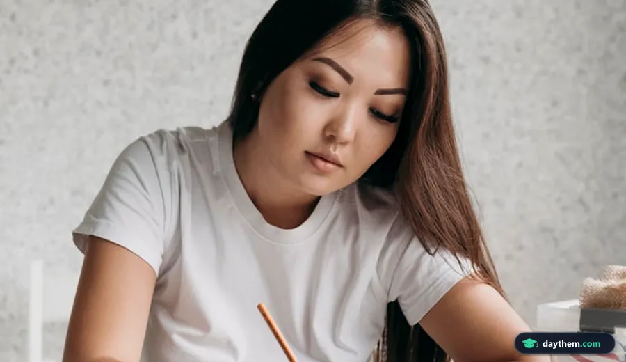 Cận cảnh tay người học viên đang viết ghi chú cấu trúc tiếng Anh vào vở bằng bút