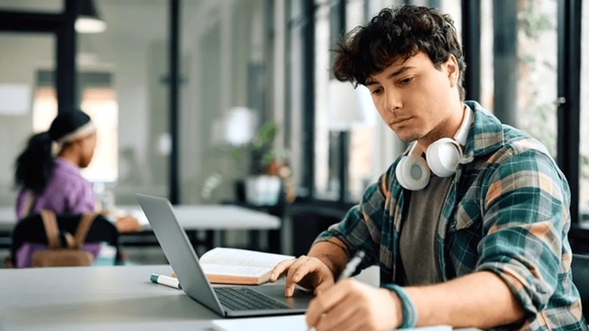 Có nên vừa đi học vừa đi làm không